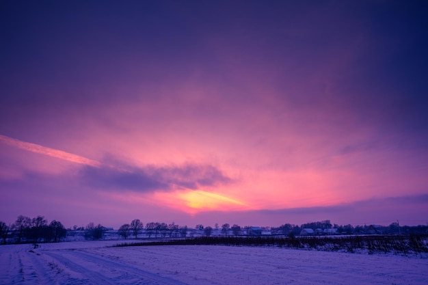 Campo cubierto de nieve al atardecer