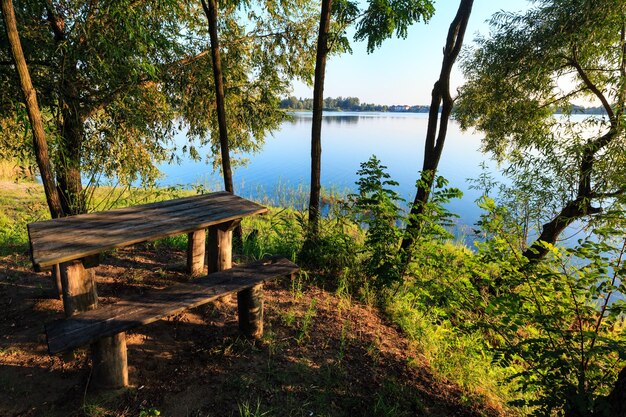 Campo de acampamento na praia calma do lago de verão