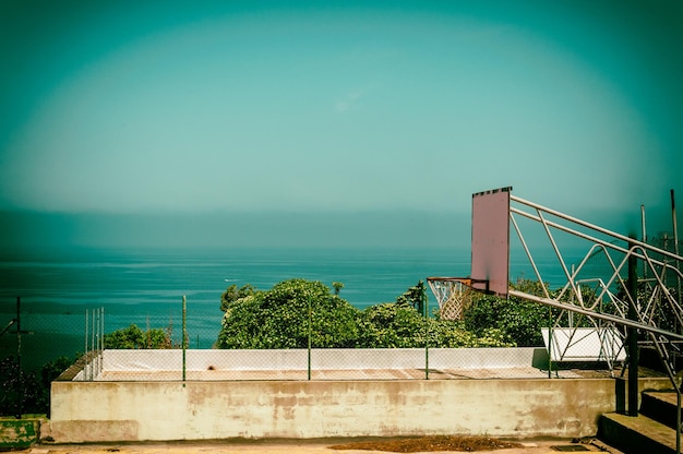 Campo de basquete na costa