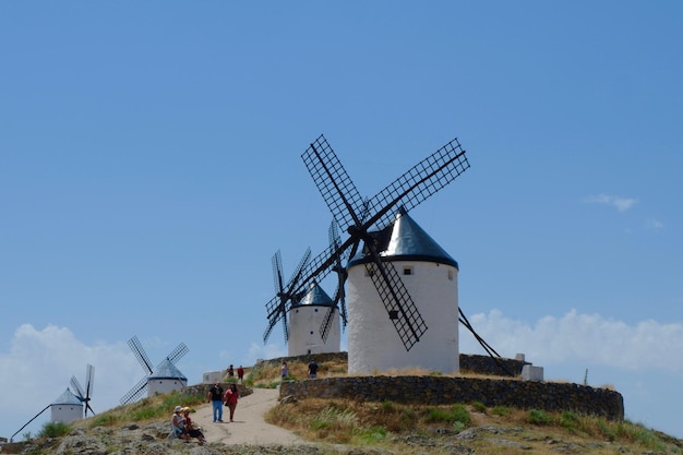 Muro de pedra branca com simbologia local em campo de criptana castilla la  mancha espanha