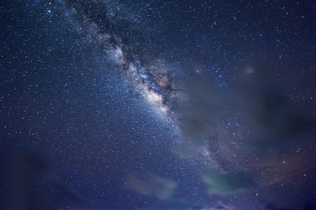 Campo de estrelas contra o céu à noite
