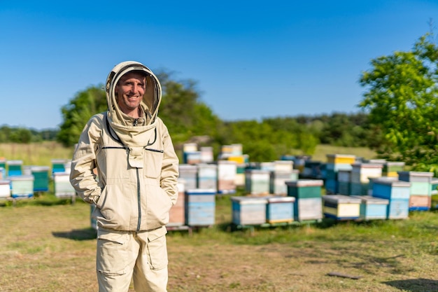 Campo de favos de mel com apicultor Bonito apicultor no apiário