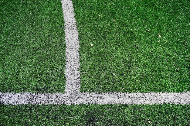 Campo de futebol. Campo de esportes de grama sintética com linha branca filmada de cima. marcação de campo de futebol