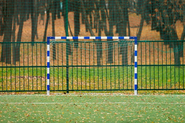 Campo de futebol com grama artificial