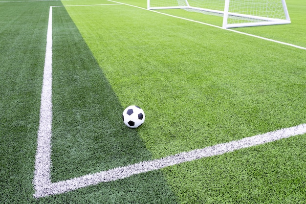 Campo de futebol com grama sintética