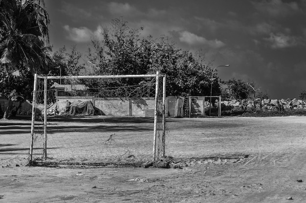 Foto campo de futebol contra o céu nublado