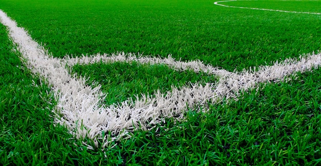 Campo de futebol de grama artificial com canto e linha central