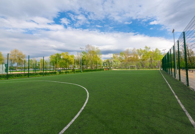 Campo de futebol em um parque de recreação na cidade de Kiev. Ucrânia.