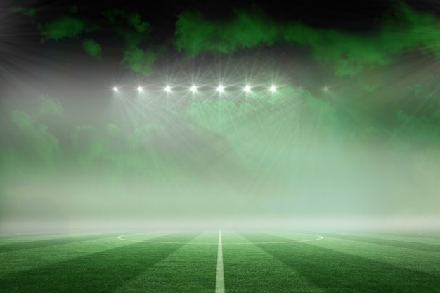 Campo de futebol sob o céu verde