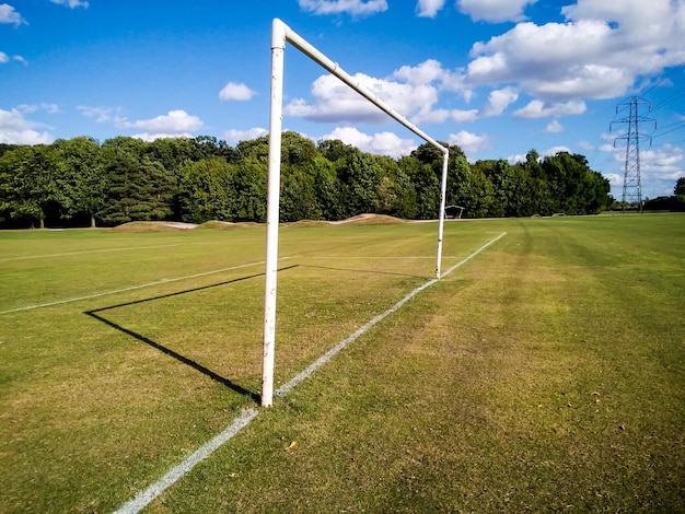 Foto campo de futebol vazio contra o céu