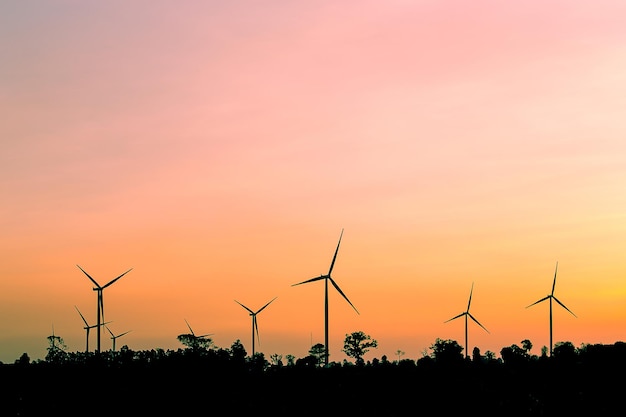 campo de gerador de turbina eólica silhueta no céu pôr do sol