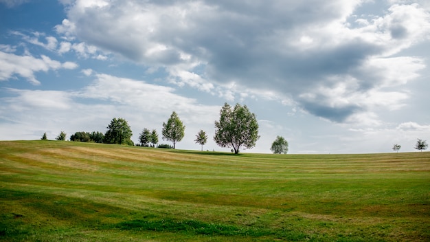 Campo de golfe com árvores e gramado em tcheco