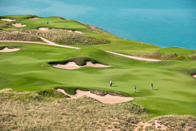 Campo de golfe com paisagem de mar. férias de verão