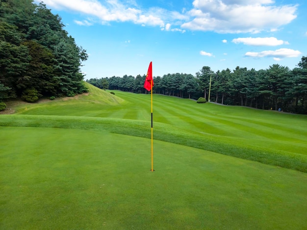 campo de golfe e céu azul