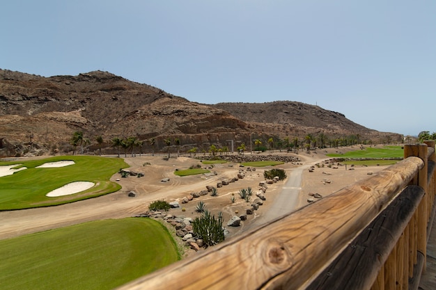 Campo de golfe panorâmico nas montanhas