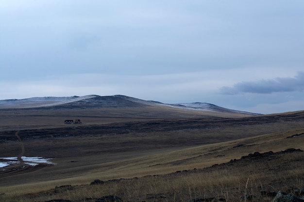 Campo de grama seca na colina na Sibéria, Rússia, colina na hora por do sol