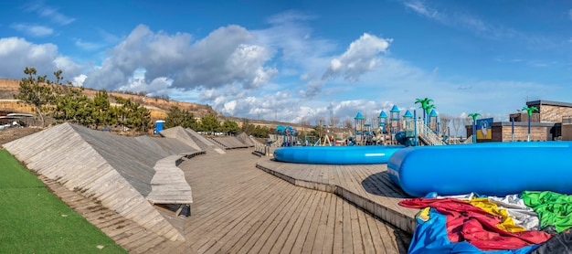 Foto campo de jogos na praia de fontanka em odessa ucrânia