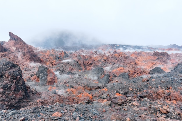 Campo de lava, sinter, tufo, pedra-pomes em kamchatka