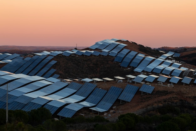 Campo de painéis solares