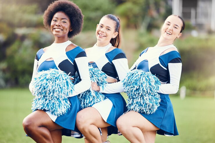 Foto campo de retrato do grupo de líderes de torcida e mulheres juntas para esportes de trabalho em equipe e motivação ao sol equipe feminina e fitness com apoio à diversidade e solidariedade com equilíbrio muscular e exercício