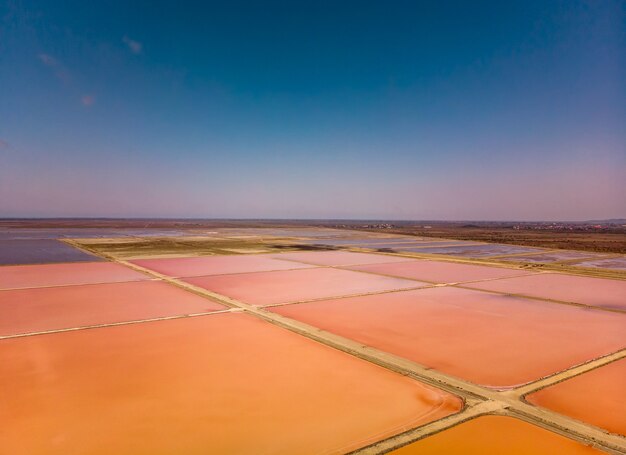 Campo de sal rosa Albânia, vista do drone.