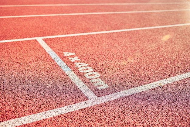 Campo de solo e pista de corrida no estádio para pista de corrida e esportes sem ninguém Textura padrão e plano de fundo da pista de corrida vazia sem pessoas para exercícios e treinamento