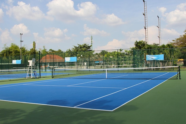 Foto campo de ténis ao ar livre com rede à luz do dia