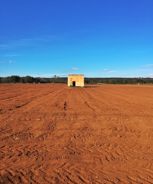 Foto campo de terra contra o céu azul