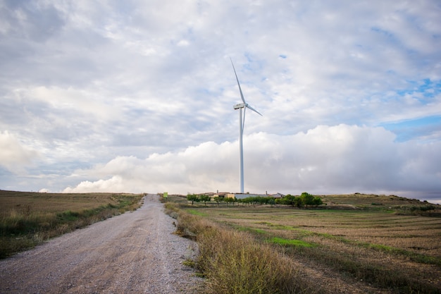Campo de turbinas eólicas na colina para fonte de energia renovável