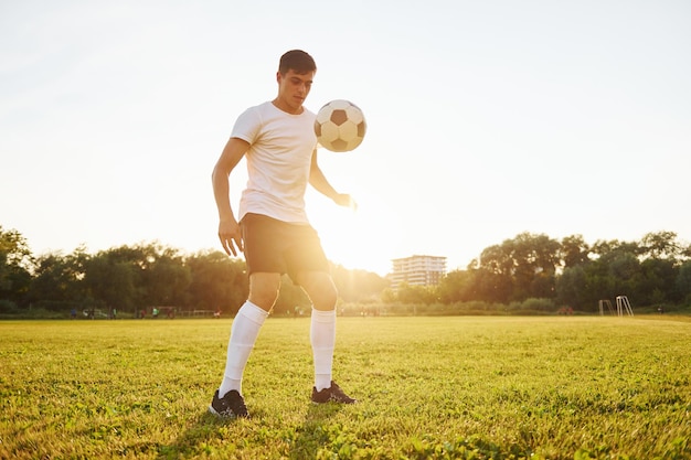 En el campo deportivo, el joven futbolista tiene entrenamiento.