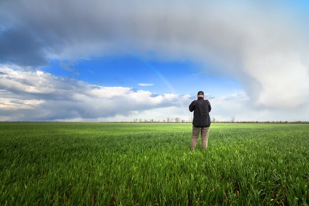 Campo do jovem homem de trigo na agricultura de campo