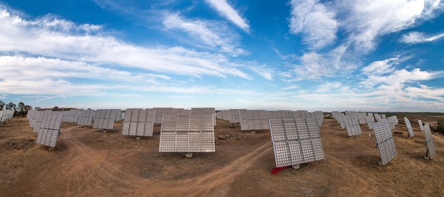 Campo dos painéis solares fotovoltaicos que recolhem a energia.