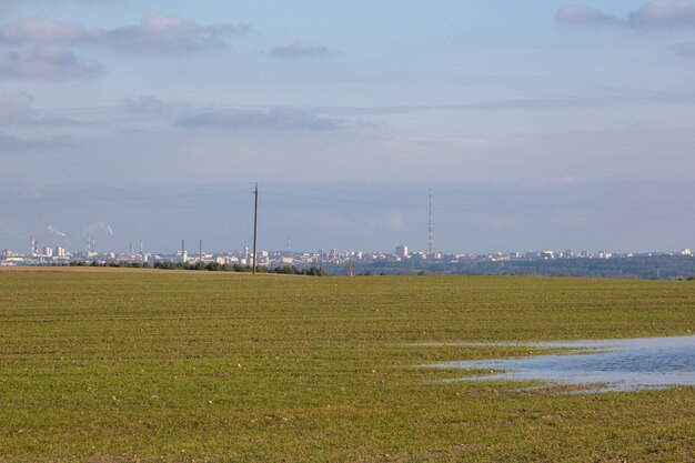 Campo fora da cidade edifícios da cidade à distância