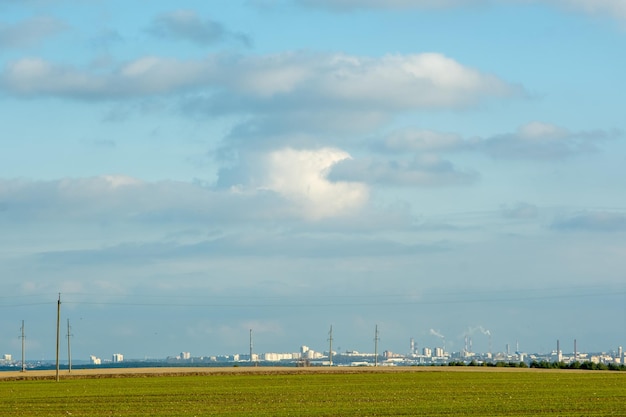 Campo fora da cidade edifícios da cidade à distância