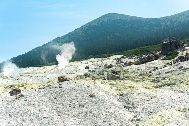 Campo de fumarolas en la ladera de la isla Kunashir del volcán Mendeleev