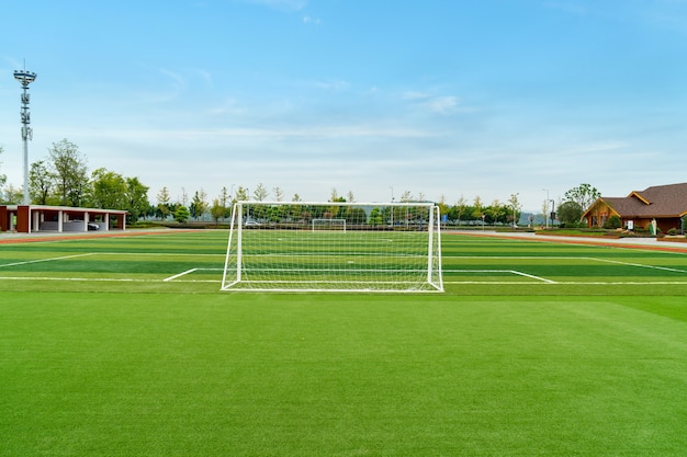 El campo de fútbol y la cabaña están en el parque.