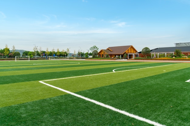 El campo de fútbol y la cabaña están en el parque.