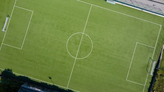 Campo de fútbol con césped sintético