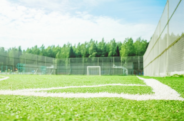 Campo de fútbol en un día soleado.