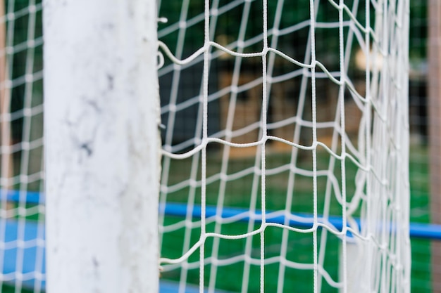 Campo de fútbol de entrenamiento con césped verde. Campo de fútbol con porterías y marcas o líneas laterales.