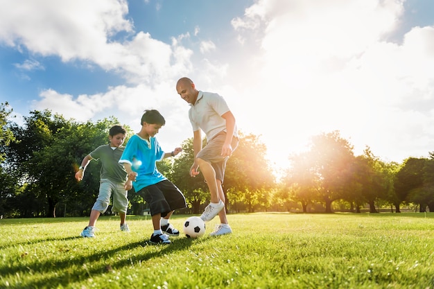 Campo de fútbol del fútbol Padre Son Activity Summer Concept