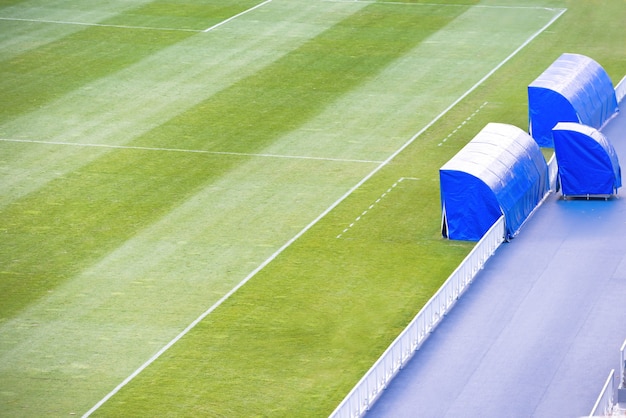 Campo de fútbol fútbol verde con banco de entrenador en el estadio