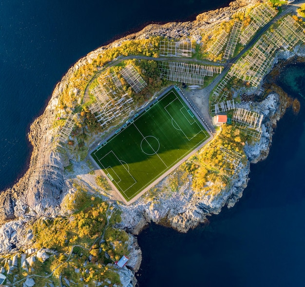 Campo de fútbol en Henningsvaer desde arriba