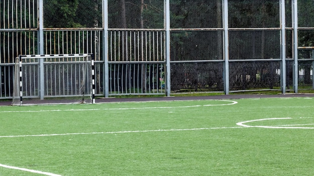 Campo de fútbol y puertas al aire libre