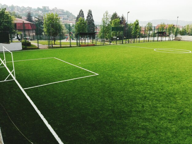 Foto campo de fútbol vacío contra el cielo