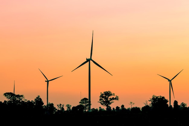 campo de generador de turbina eólica de silueta en el cielo del atardecer