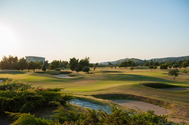 Campo de golf al atardecer, club de golf vacío