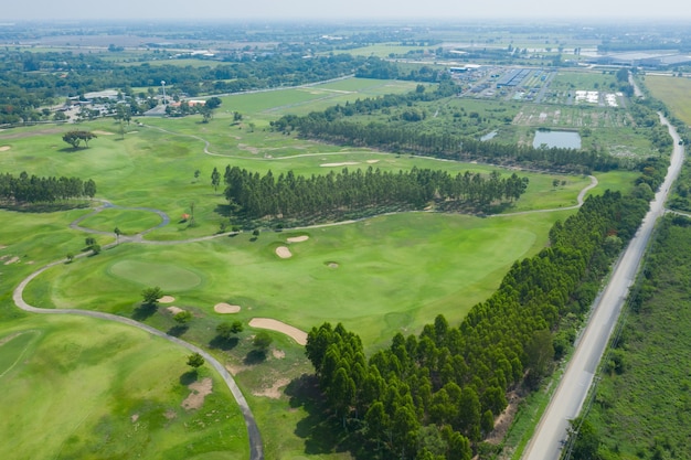 Campo de golf de alto ángulo con fondo de naturaleza