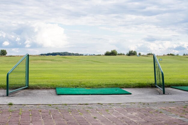 Un campo de golf con un club de golf al fondo.