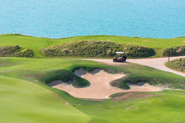 Campo de golf en una costa del mar